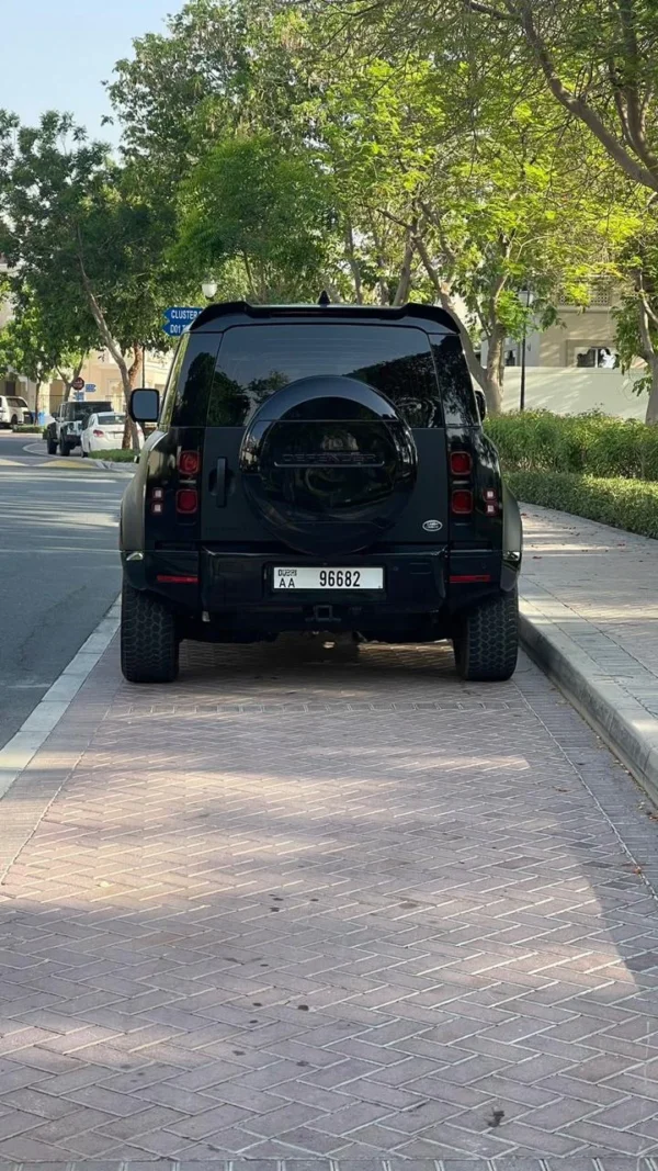 Land Rover Defender - Image 3